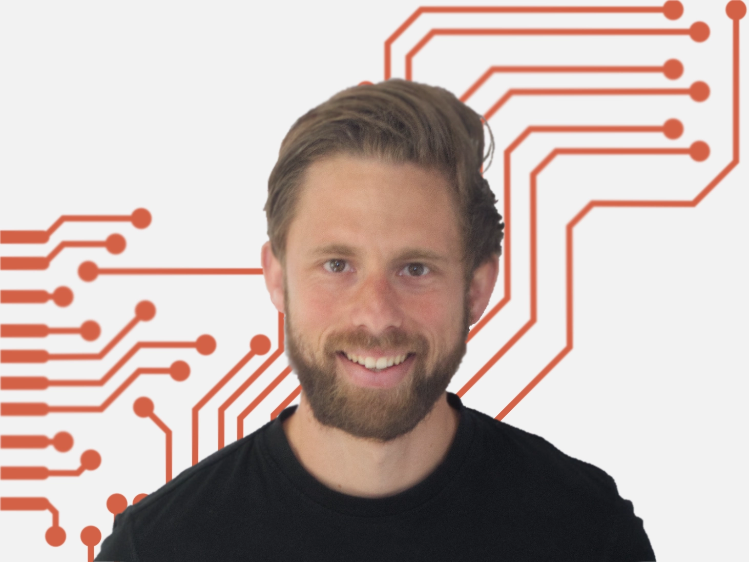 dunkelblonder Mann mit Bart, lächelnd, schwarzes T-Shirt